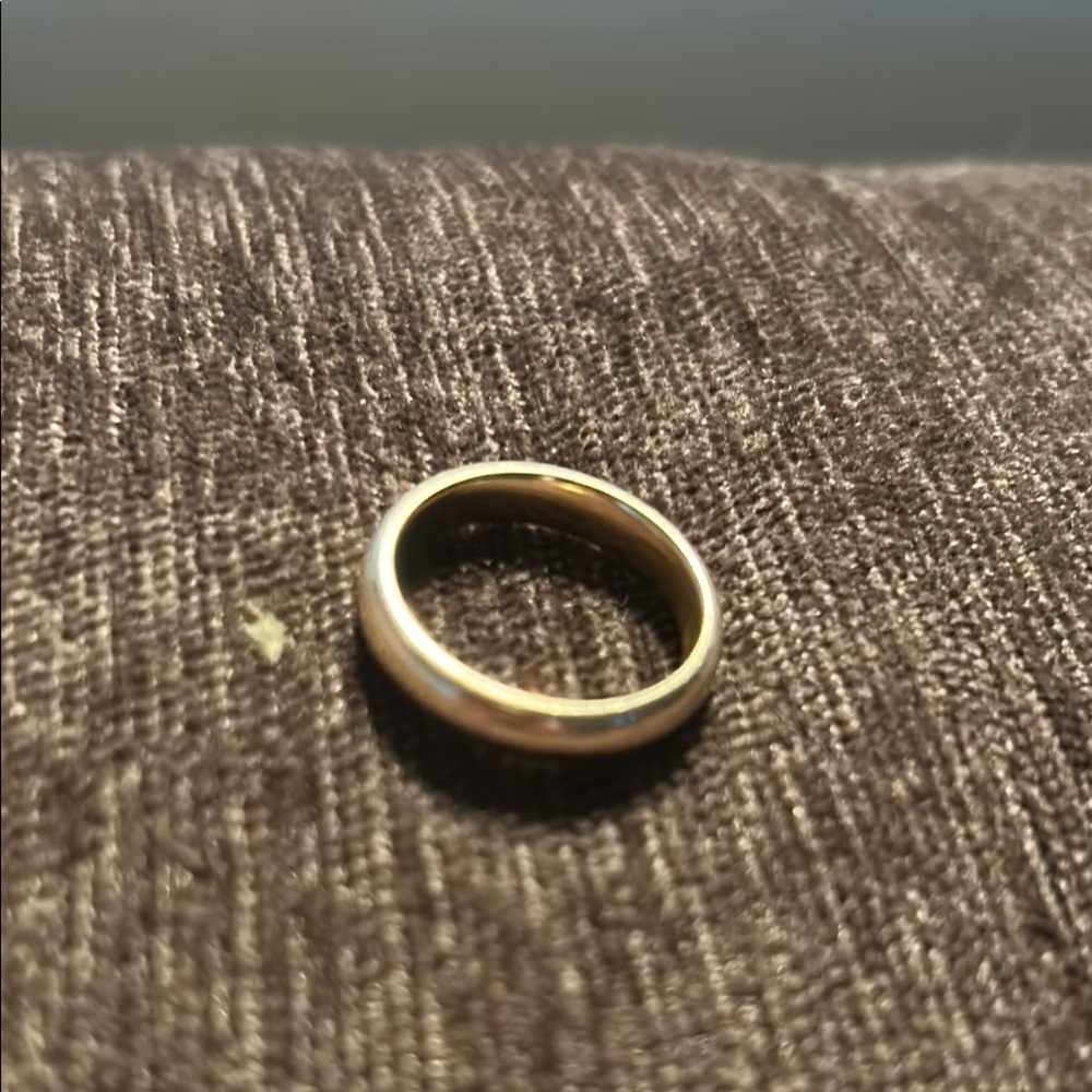Elegant 14k Gold Band Ring